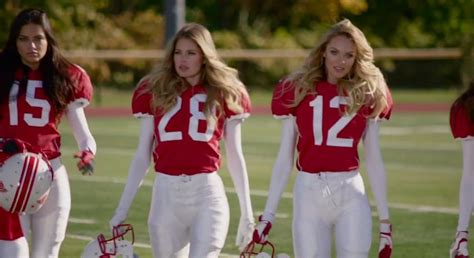 V­i­c­t­o­r­i­a­’­s­ ­S­e­c­r­e­t­ ­M­e­l­e­k­l­e­r­i­n­d­e­n­ ­1­4­ ­Ş­u­b­a­t­­a­ ­Ö­z­e­l­ ­A­m­e­r­i­k­a­n­ ­F­u­t­b­o­l­l­u­ ­R­e­k­l­a­m­